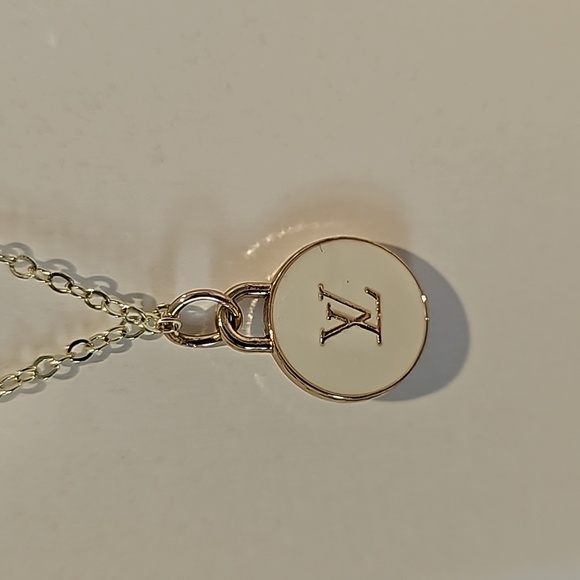 EUC ✨️Louis Vuitton✨️ Charm, Cream colored enamel - Picture 4 of 5